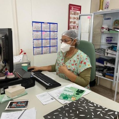 Atendimento médico é oferecido a profissionais da saúde com equipe multiprofissional