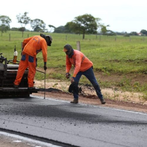 Obras de capa asfáltica estão em andamento na RO-473 entre Teixeirópolis e Urupá