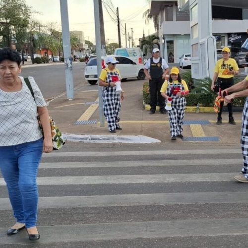 Ação do Detran-RO usa performance educativa para reforçar o respeito ao pedestre e travessia segura