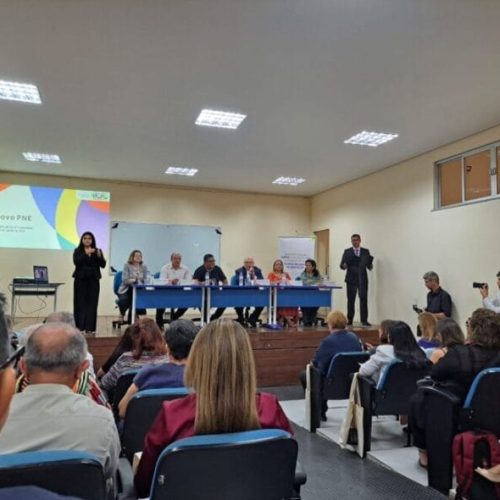 Servidores participam de encontro que discute planos decenais de educação, no Pará