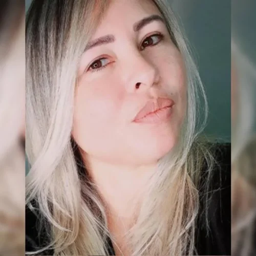 Policial penal é achada morta em casa com muro pichado “X9” e CV