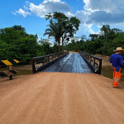 Ponte de madeira sobre o rio Novo Mundo é concluída na RO-267, em Alvorada do Oeste
