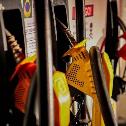 Governo de RO revoga decreto que proíbe venda direta de combustíveis em recipientes avulsos