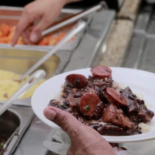 Prato Fácil do governo de RO inicia atendimento em Jaru e Rolim de Moura com oferta de refeições nutritivas à população vulnerável