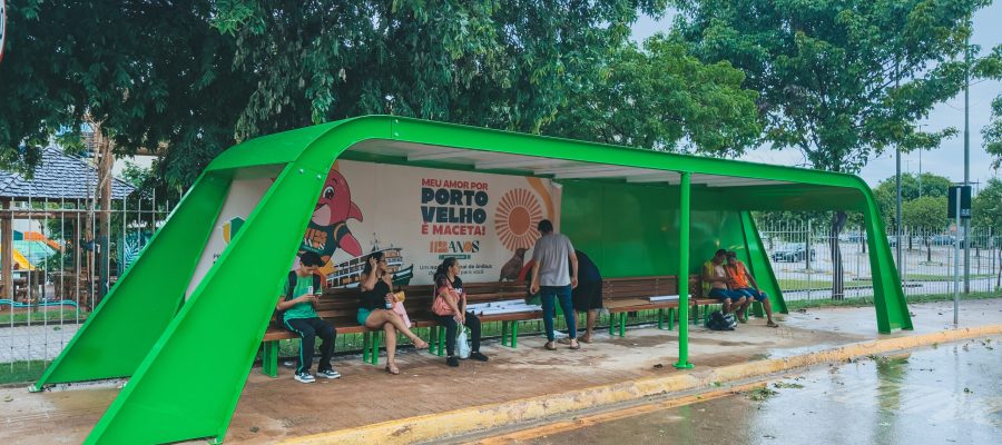 Novo abrigo de ônibus oferece mais conforto e tecnologia aos passageiros em Porto Velho
