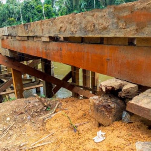 Reforma da ponte sobre o Rio Oriente, na RO-420, atinge 50% de execução