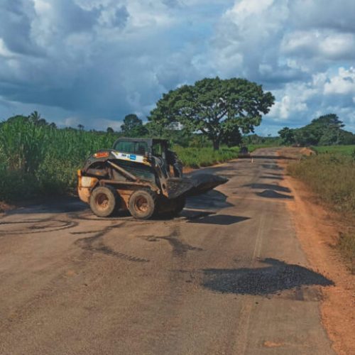 Manutenção asfáltica é executada pelo governo de RO em 40 km da RO-133, entre Vale do Anari e Theobroma