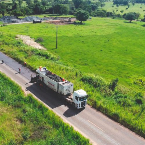 Rodovia-135 recebe microrevestimento do governo de RO, garantindo melhor trafegabilidade em Alta Floresta d’Oeste