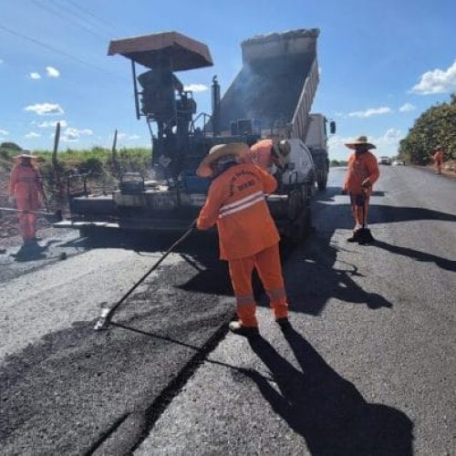 Trechos da RO-492 recebem nova capa asfáltica entre Parecis e a RO-491