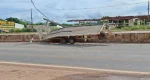 Reboque se solta de caminhonete na BR-364 e derruba poste em Porto Velho
