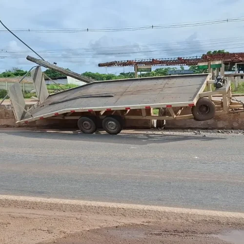 Reboque se solta de caminhonete na BR-364 e derruba poste em Porto Velho