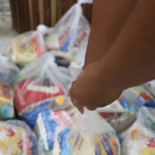 Alimentos arrecadados por servidores na 1ª Corrida da Polícia Penal são doados na Vila Princesa, em Porto Velho