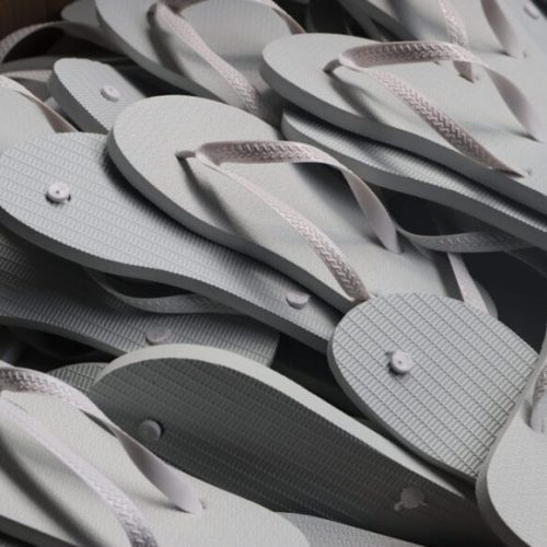 Chinelos confeccionados por reeducandos do sistema prisional são doados à comunidade ribeirinha