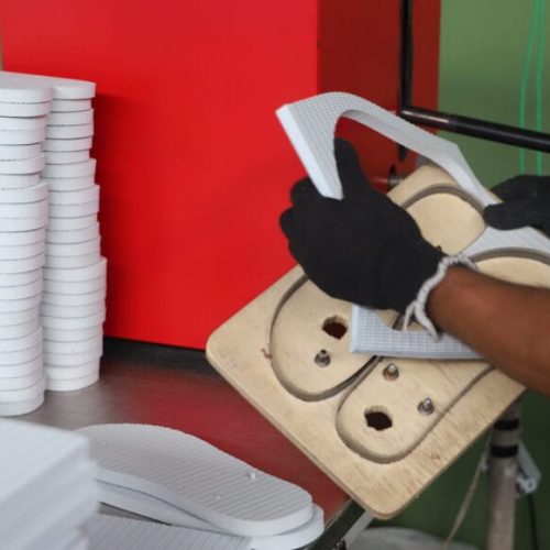 Chinelos confeccionados por reeducandos do sistema prisional são doados para serviços de saúde