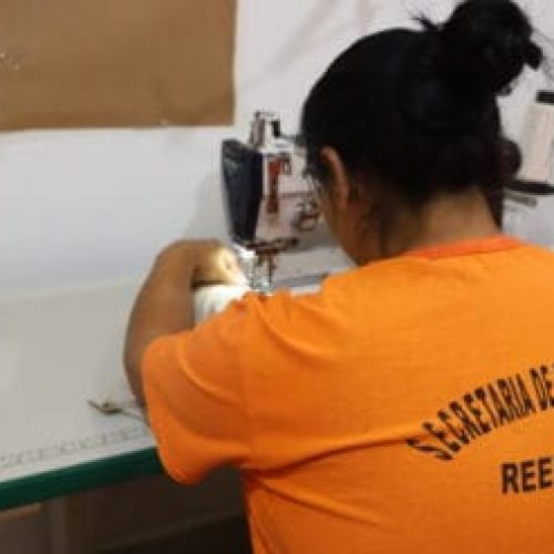 Reeducandos realizam confecção de roupas hospitalares e reforma de equipamentos para Hospital Municipal