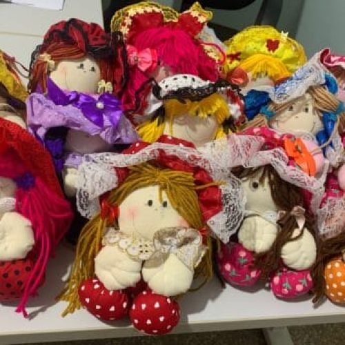 Oficina de bonecas para mulheres privadas de liberdade promove inclusão social por meio da arte