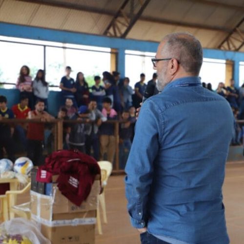 Materiais esportivos são entregues à comunidade do distrito Nova Samuel, em Candeias do Jamari