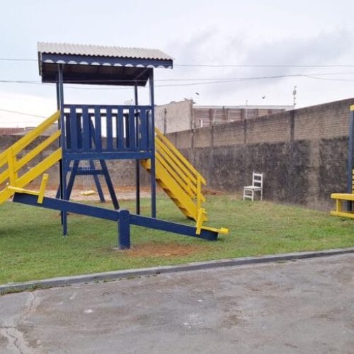 Mão de obra reeducanda transforma madeira em parquinho para abrigo infantil em Buritis