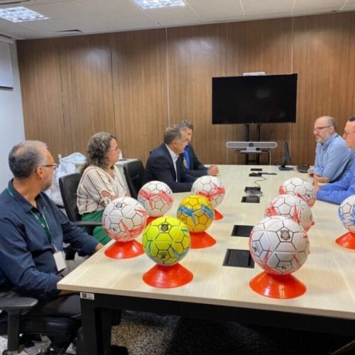 Governo de RO entrega materiais esportivos confeccionados por internos para projeto social em Porto Velho