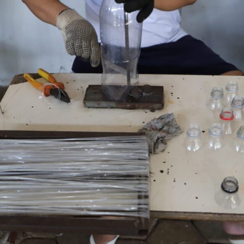 Mão de obra reeducanda produz 500 vassouras com material reciclável em Porto Velho