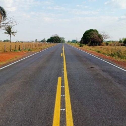Trecho que interliga Cerejeiras a Corumbiara recebe do governo de RO 22 km de sinalização e microrrevestimento