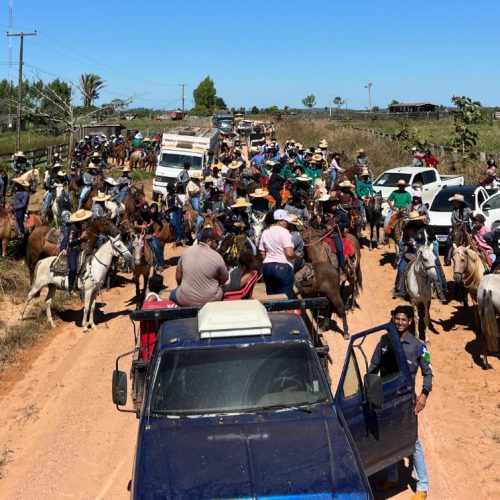 FOTOS E VÍDEOS: Comitivas, cavaleiros e amazonas participam da cavalgada na Vila Petrópolis em União Bandeirantes