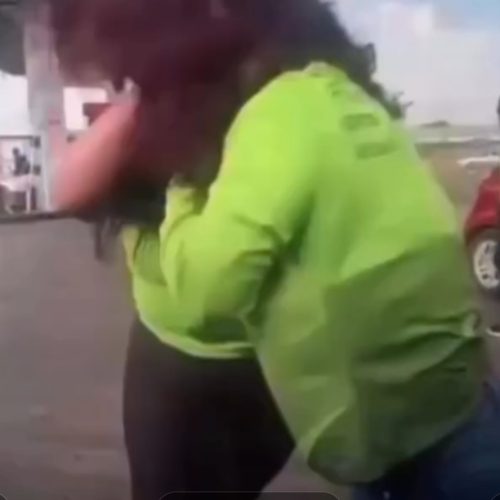 Vendedoras de internet trocam ofertas por puxões de cabelo em barraco na rua – Vídeo