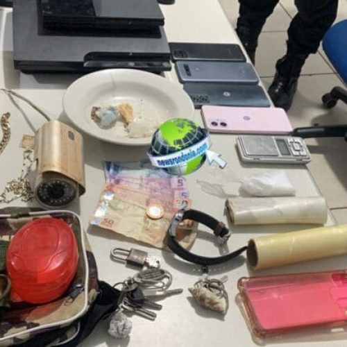 Apenado monitorado cai do telhado e comparsa é preso com droga e objetos furtados