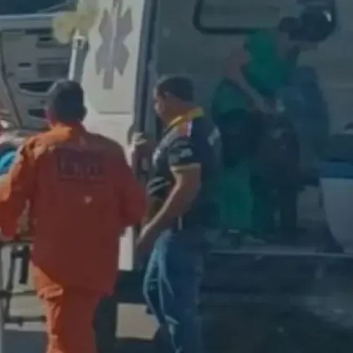 Ambulância de Cerejeiras com paciente a bordo se envolve em engavetamento na BR-364, em Vilhena