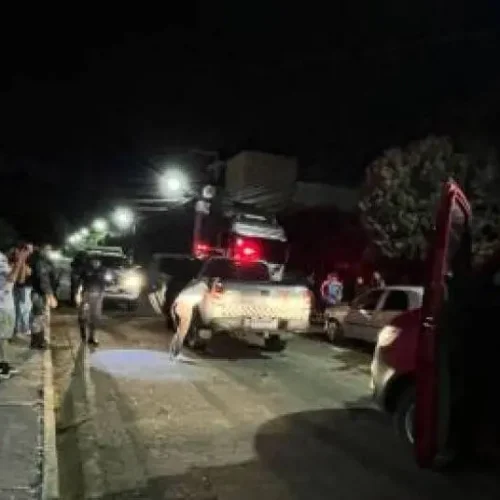 Briga de casal termina em agressões, tentativa de atropelamento e colisão com carreta no centro