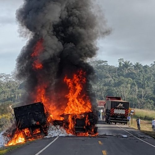 Carretas colidem de frente e pegam fogo na BR 364 próximo a Ariquemes
