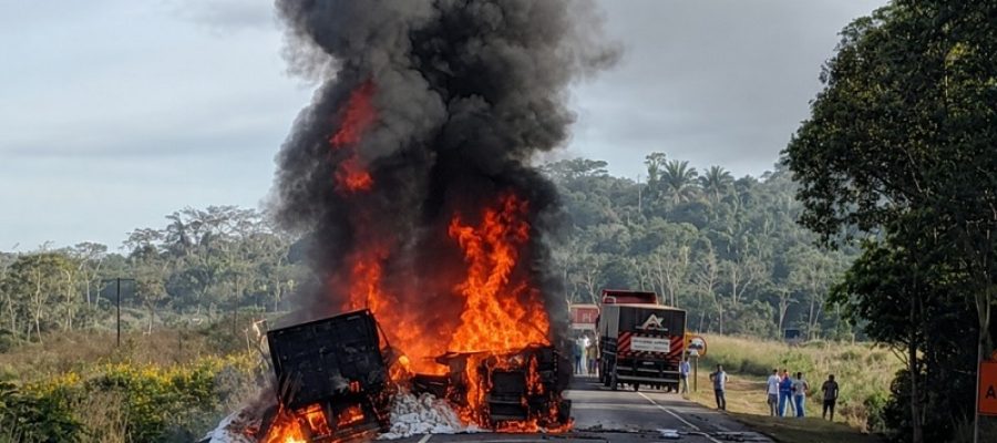 Carretas colidem de frente e pegam fogo na BR 364 próximo a Ariquemes