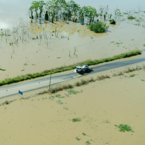 Em sobrevoo nas áreas atingidas pelas enchentes, governo de RO avalia situação para coordenar ações de resposta imediata