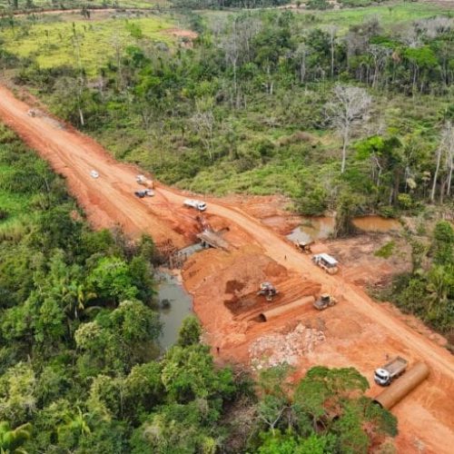 Substituição de ponte de madeira por tubos de aço reforça escoamento na RO-010, entre Mirante da Serra e Urupá