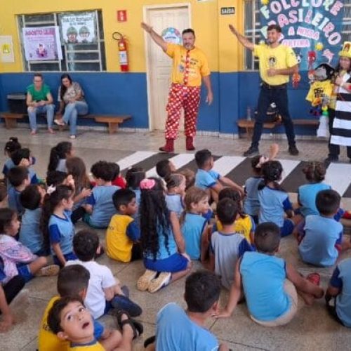 Travessia segura no trânsito é tema de ação educativa com estudantes do ensino infantil