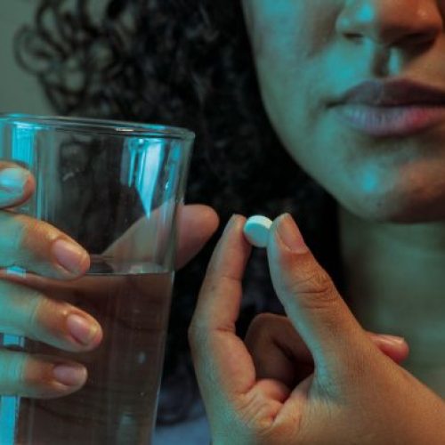 Orientação sobre automedicação e importância do atendimento médico são evidenciadas pela Sesau