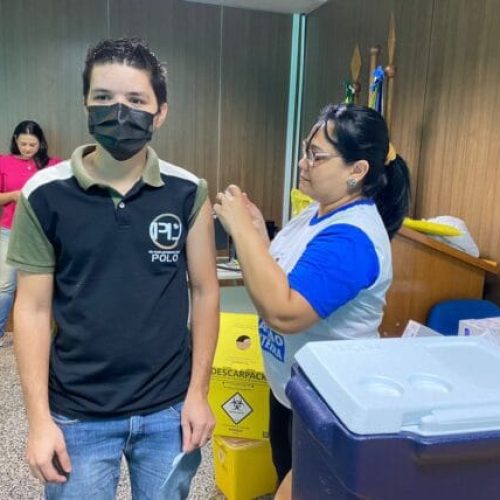 Servidores da saúde recebem imunização contra gripe e covid-19, em Porto Velho 