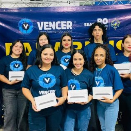 Programa Vencer entrega kits profissionais a 110 concluintes e estimula inserção no mercado de trabalho em Rondônia