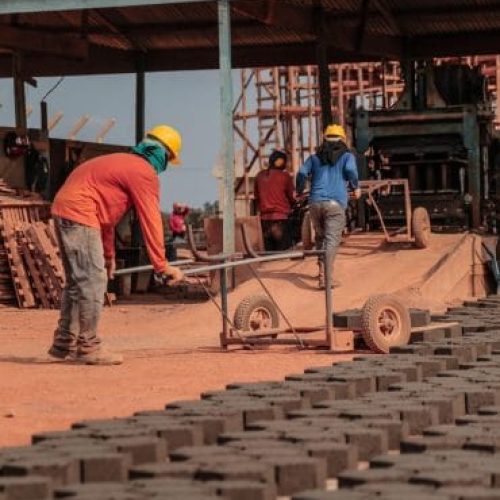 Ações de ressocialização unem manutenção de limpeza urbana e pavimentação em unidade prisional feminina de Porto Velho