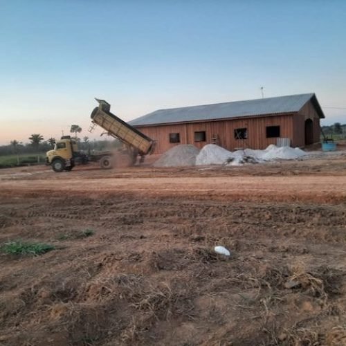 Escola construída pela comunidade das Linhas  de 6 a 10 deve ficar pronta até o final de junho