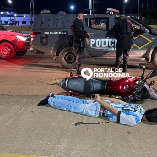 Motociclista é detido após empinar veículo na frente da Polícia Militar