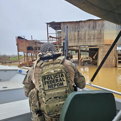 Polícia Federal explode dragas em operação contra o garimpo no Rio Madeira