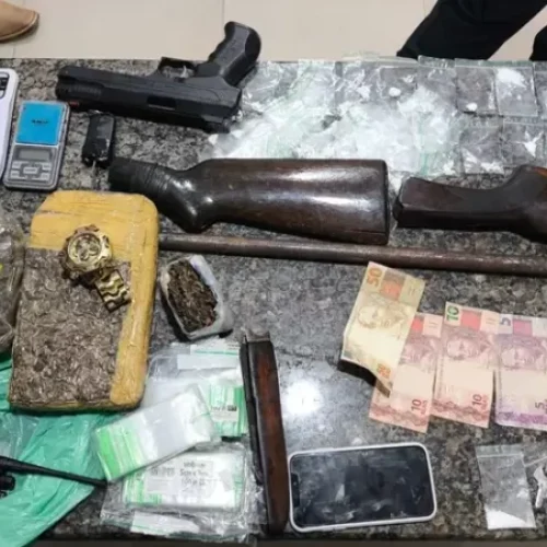 Casal é preso com grande quantidade de drogas, armas e dinheiro em sítio
