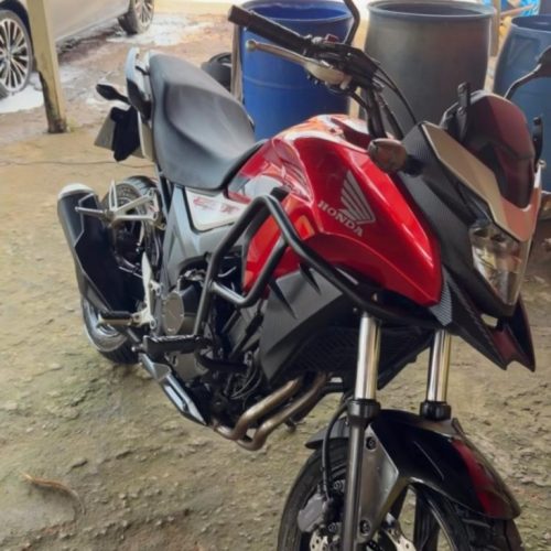 Criminosos armados invadem residência, mantêm família sob ameaça e roubam motocicleta na zona leste de Porto Velho