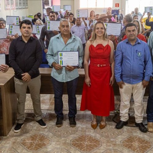 Cláudia de Jesus homenageia pioneiros de Corumbiara em sessão solene