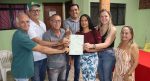 Presidente Médici: Cláudia de Jesus e Incra entregam títulos rurais aos chacareiros da antiga Embrapa