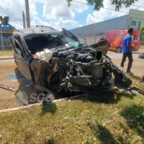 Tragédia em Ariquemes: Motorista morre após caminhonete colidir com árvore