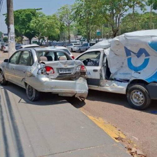 Acidente de trânsito deixa três feridos no cruzamento da Avenida Carlos Gomes em Porto Velho