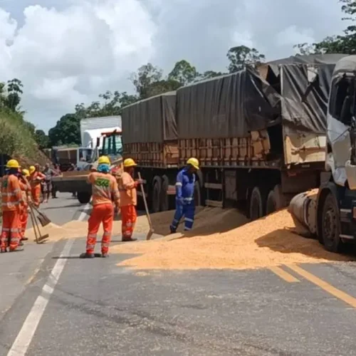 Acidente entre caminhões trava tráfego na BR-364 em trecho de obras