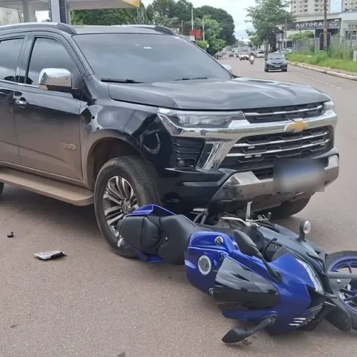 Acidente entre carro e moto resulta em arrastamento de veículo na Avenida 7 de Setembro